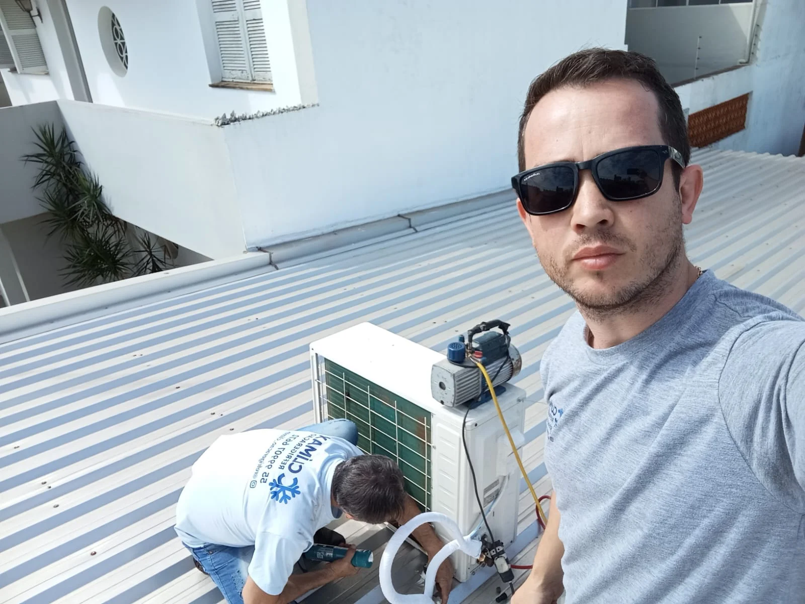 Técnico da Clímax Refrigeração instalando um ar-condicionado
